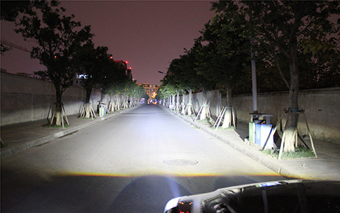 成都天一改車燈LED雙光透鏡遠(yuǎn)光實(shí)拍
