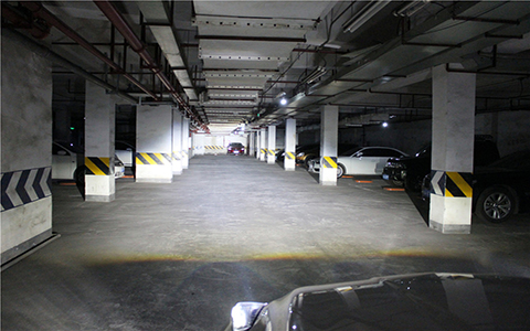 成都天一車燈寶馬x5車燈改裝升級LED雙光透鏡遠(yuǎn)光實拍